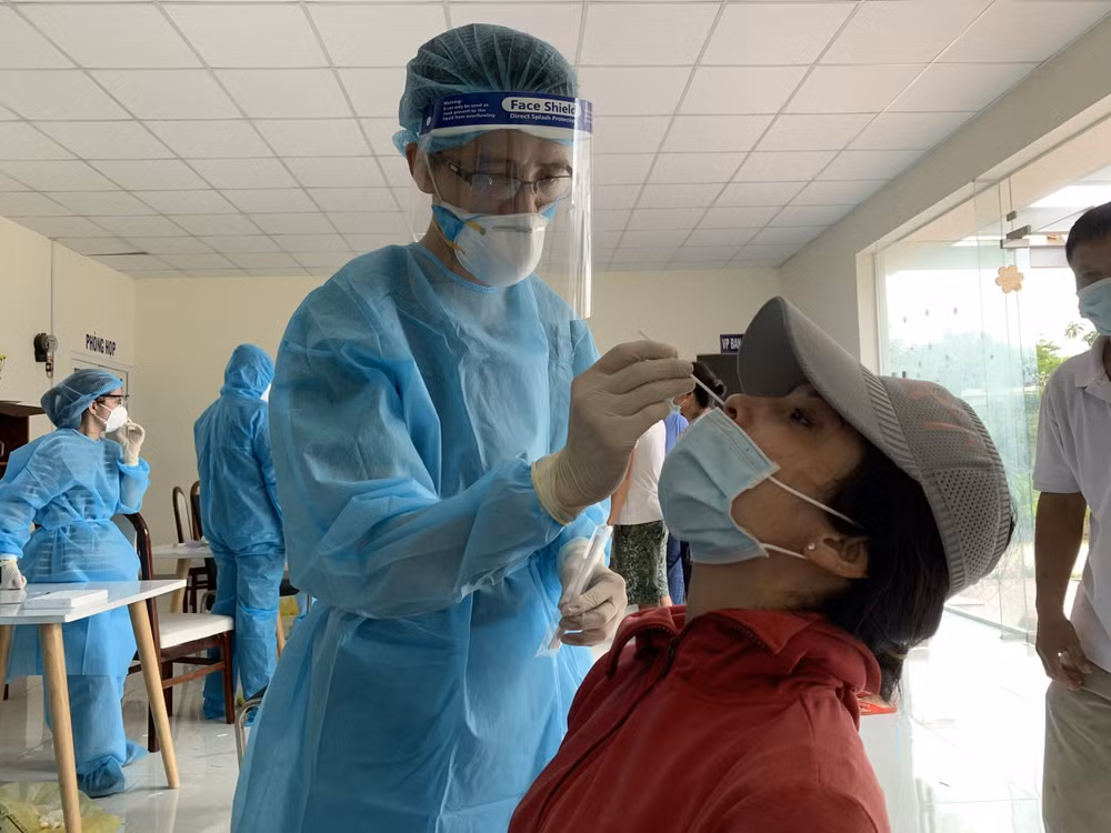 TP.HCM: Thêm 10 trường hợp dương tính với SARS-CoV-2 trong cộng đồng ảnh 2