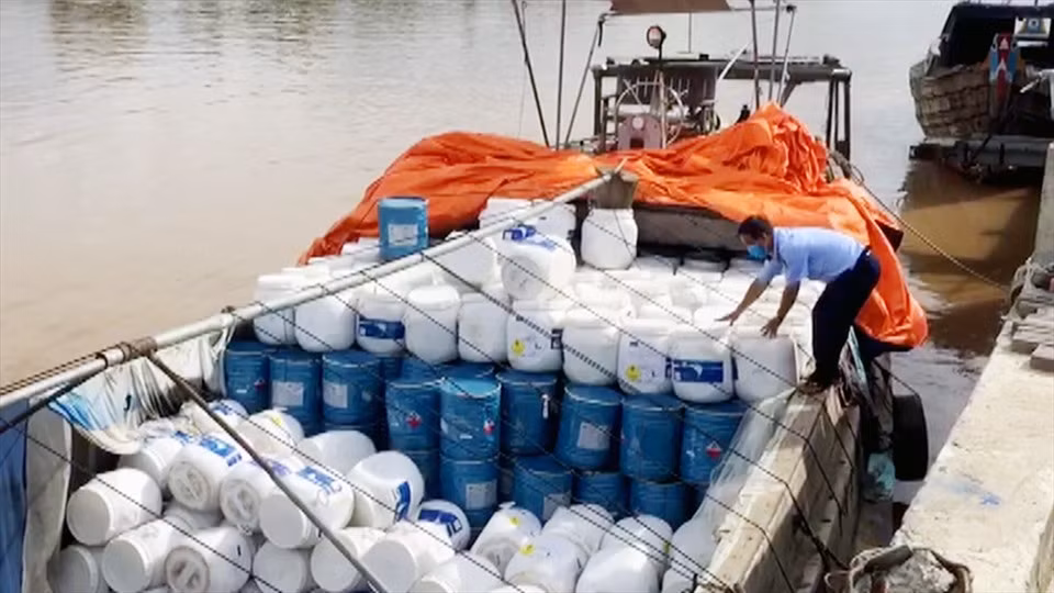 An Giang: Phát hiện số lượng lớn hóa chất ngoại không rõ nguồn gốc ảnh 1