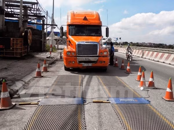 Xe chở hàng quá tải vẫn ‘thong dong’ chạy trên tuyến Quốc lộ 1 ảnh 1