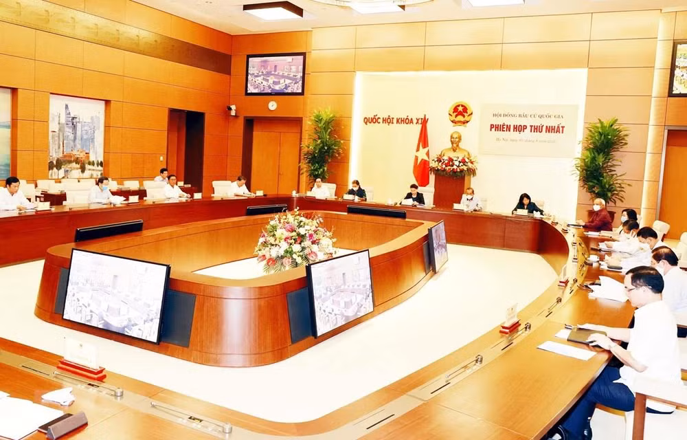 Bao nhiêu ngày trước ngày bầu cử thì tạm ngừng việc xem xét khiếu nại, tố cáo đối với người ứng cử?