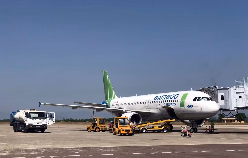 Một hành khách bất ngờ mở cửa thoát hiểm của máy bay Bamboo Airways ảnh 1