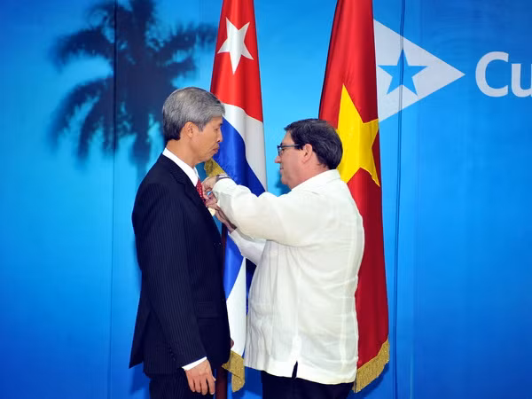 Cuba trao tặng Huy chương Hữu nghị cho Đại sứ Việt Nam ảnh 1