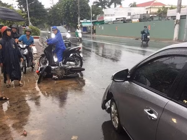Bạc Liêu: Ôtô 4 chỗ tông liên hoàn vào xe máy, 2 người bị thương nặng ảnh 1