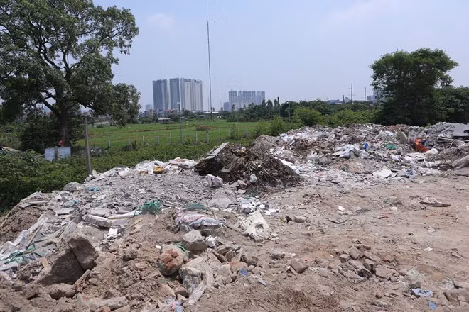 Hà Nội yêu cầu xử lý dứt điểm vấn đề “núi rác” do VietnamPlus phản ánh ảnh 1