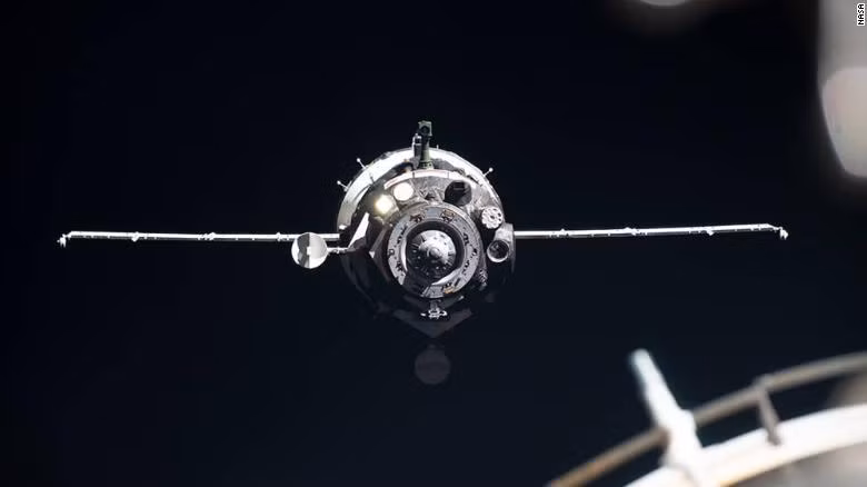 Tàu Soyuz MS-13 đưa 3 nhà du hành vũ trụ trở về Trái Đất an toàn ảnh 1