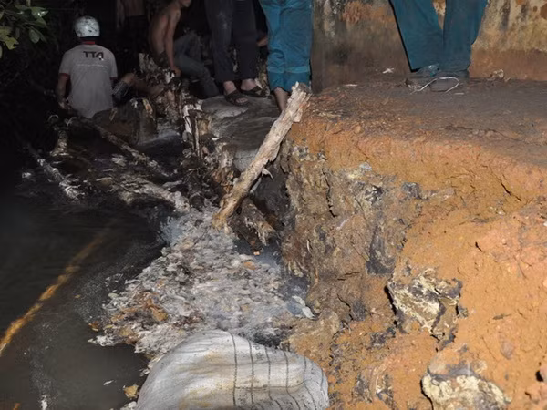 Vỡ bờ bao, hàng trăm hộ dân tháo chạy trong đêm ảnh 1