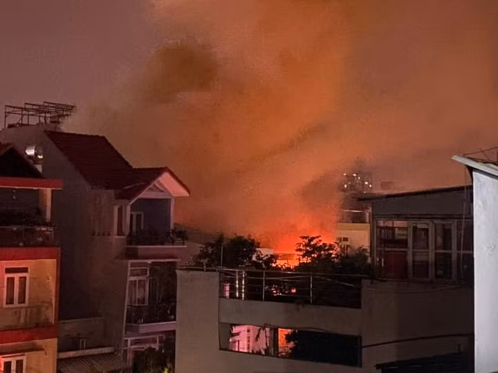 Nửa đêm nhà dân chìm trong biển lửa, 1 người chết, 2 người bỏng nặng ảnh 1
