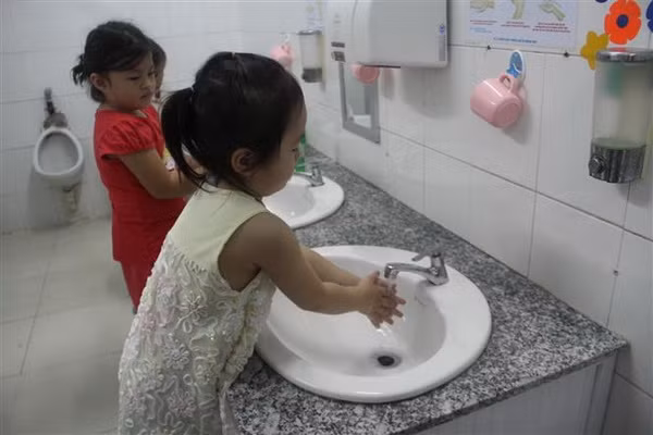 Kiểm tra đột xuất phòng chống dịch bệnh ở một số trường mầm non ảnh 1