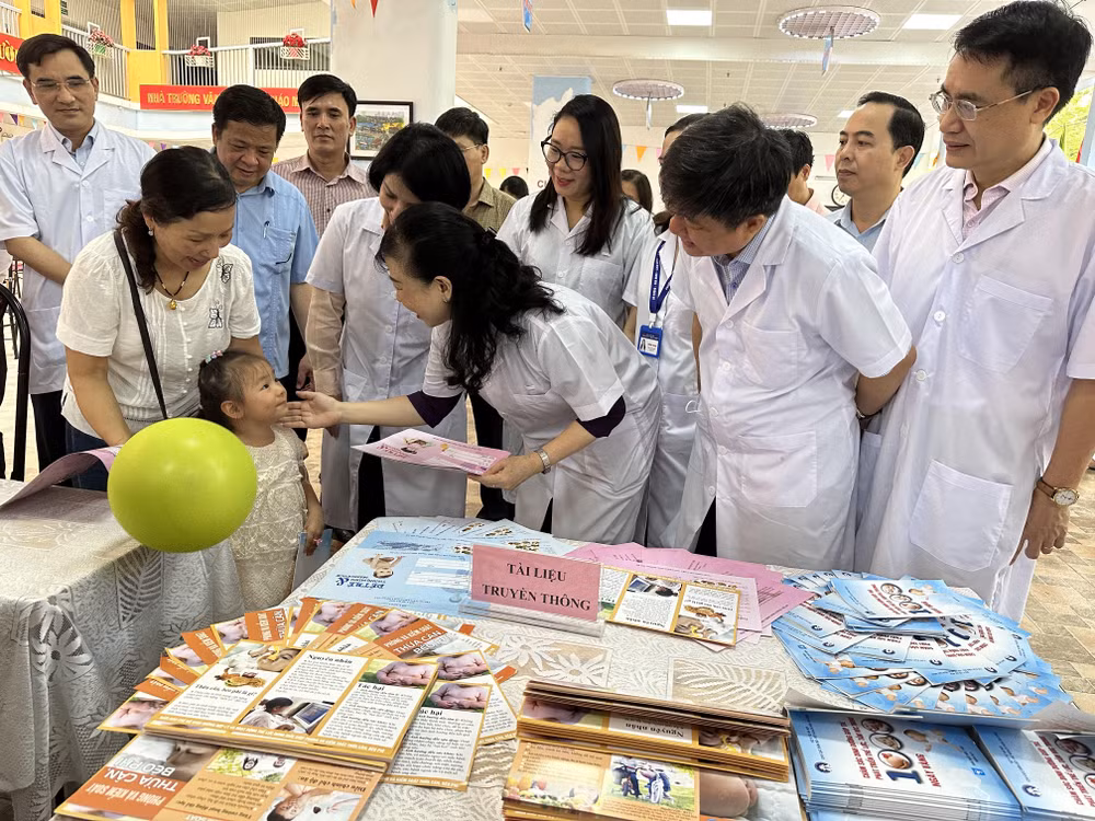 Bộ trưởng Y tế kiểm tra việc triển khai bổ sung Vitamin A tại Hà Nội ảnh 3