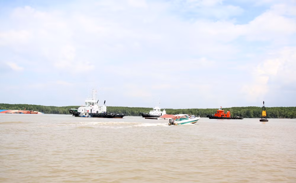 Vụ chìm tàu trên sông Lòng Tàu: Nỗ lực trục vớt tàu xong trước 30/11 ảnh 1