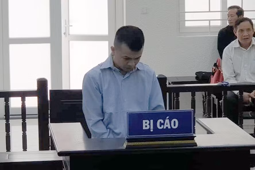 Đối tượng giả danh công an để lừa đảo xin việc lĩnh án 12 năm tù ảnh 1