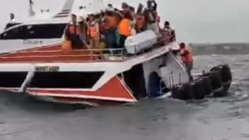 Indonesia: Tàu du lịch cao tốc bị lật ngoài khơi đảo Bali ảnh 1