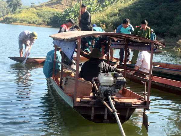 Lật thuyền trên sông, một người chết và một người mất tích ảnh 1