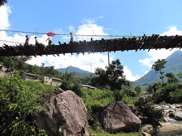 Hàng chục cây cầu thành "bẫy" gây nguy hiểm cho dân Sông Mã ảnh 1
