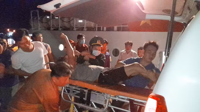 Kiên Giang: Cứu kịp thời 4 thuyền viên bị ngạt khí dưới hầm cá ảnh 1