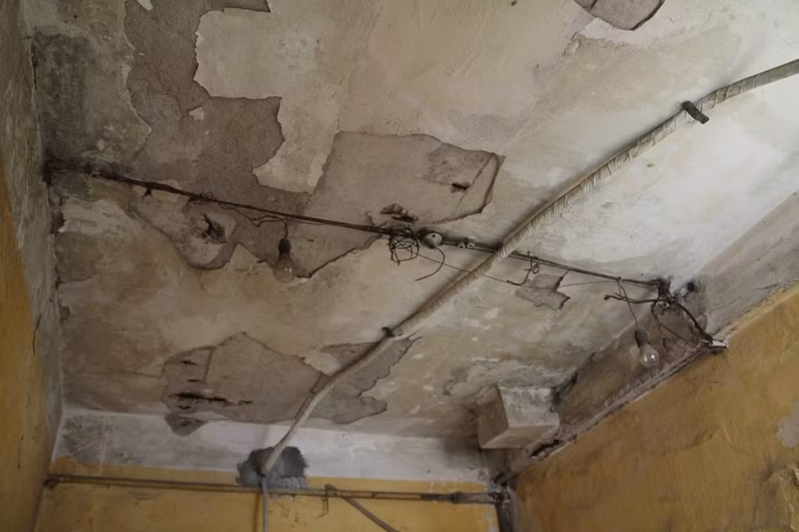 Khu nhà tập thể trong lòng Hà Nội: Vừa đi vệ sinh vừa... đội nón ảnh 2