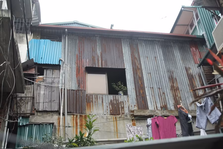 Khu nhà tập thể trong lòng Hà Nội: Vừa đi vệ sinh vừa... đội nón ảnh 3