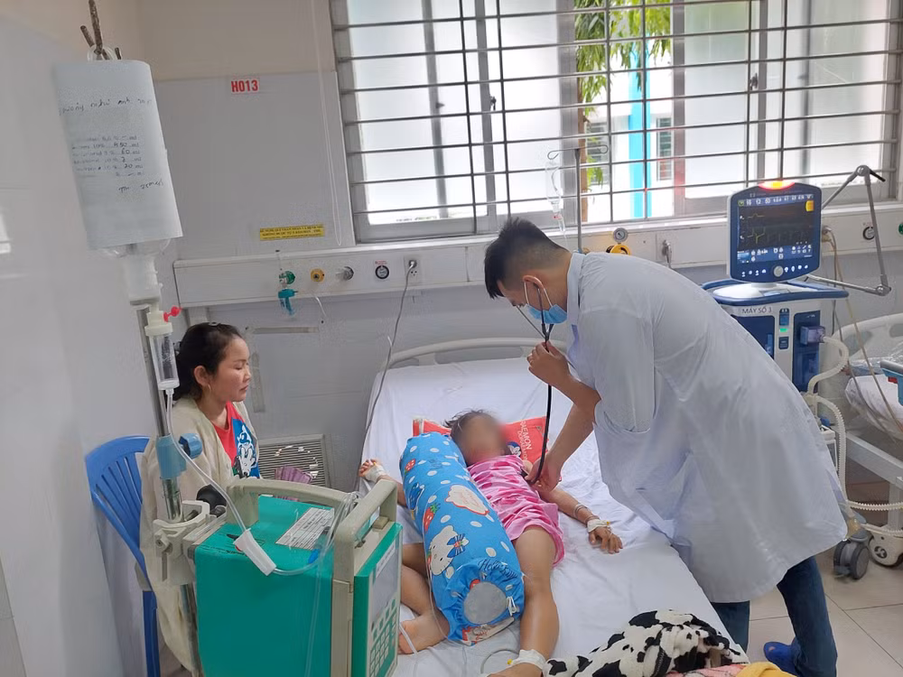 TP.HCM: Nhiều bệnh nhi sốt xuất huyết nặng, tổn thương đa cơ quan ảnh 1