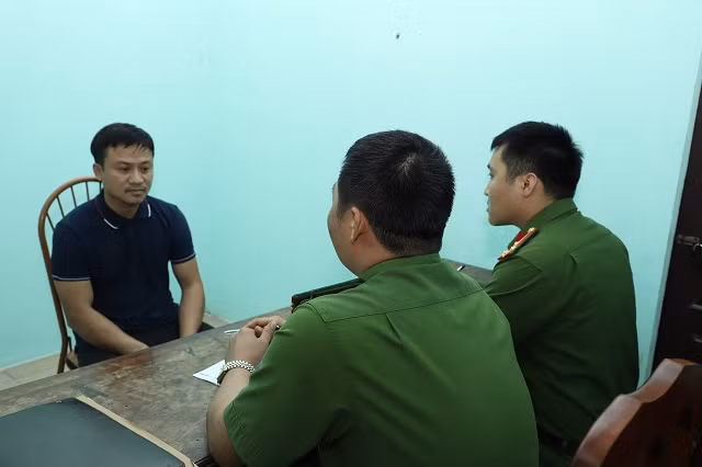 Khởi tố đối tượng đánh công an khi được mời dến trụ sở làm việc ảnh 1