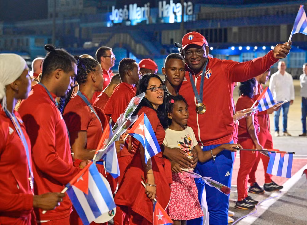 vna_potal_cuba_tung_bung_chao_don_doan_van_dong_vien_olympic_paris__7536385 (1).jpg