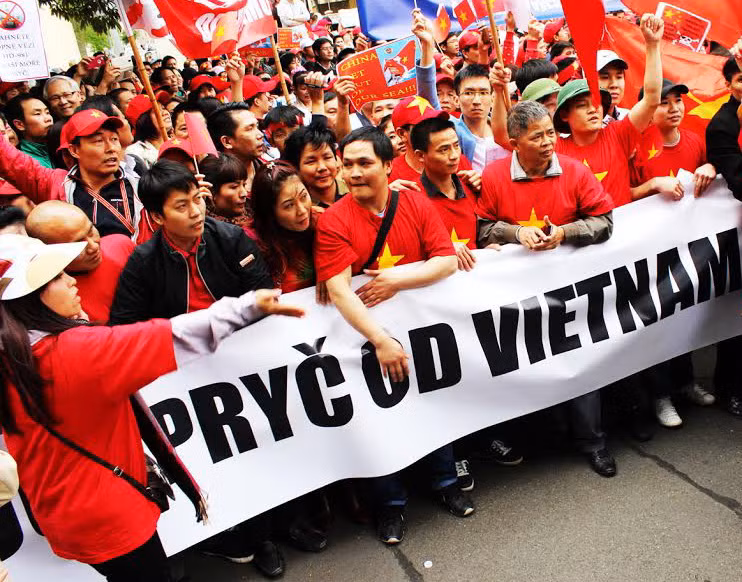 Người Việt tại Séc ra tuyên bố phản đối hành động của Trung Quốc ảnh 1