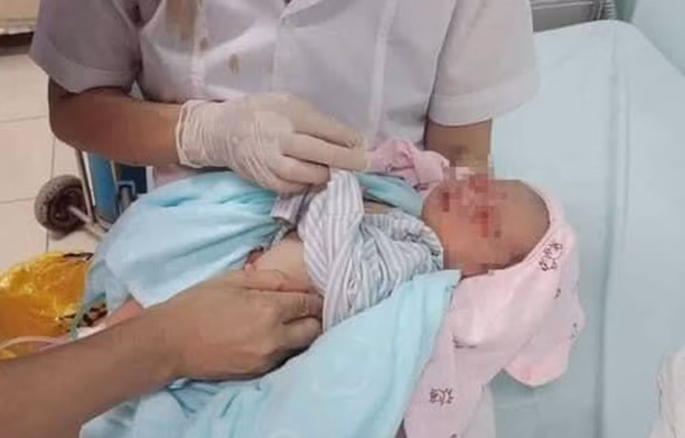 Người phụ nữ bỏ rơi con tại hố gas khiến nhiều người phẫn nộ khai gì? ảnh 1