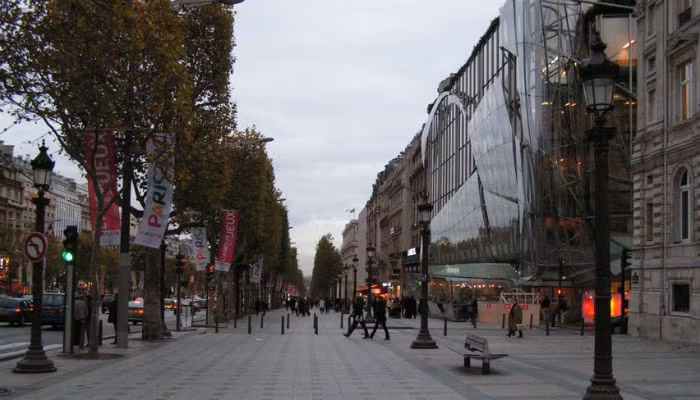 Pháp: Xe đâm vào cảnh sát tại đại lộ Champs Elysees ảnh 1