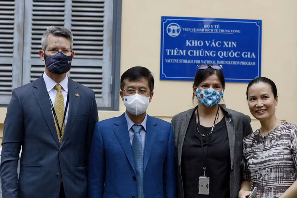 Phó Tổng thống Mỹ thị sát kho vaccine tại Viện Vệ sinh dịch tễ TW ảnh 1