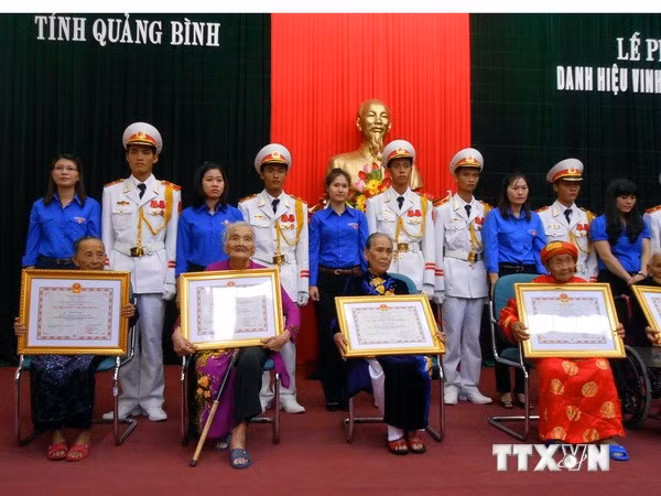 Phú Yên trao tặng, truy tặng danh hiệu Bà mẹ Việt Nam anh hùng ảnh 1