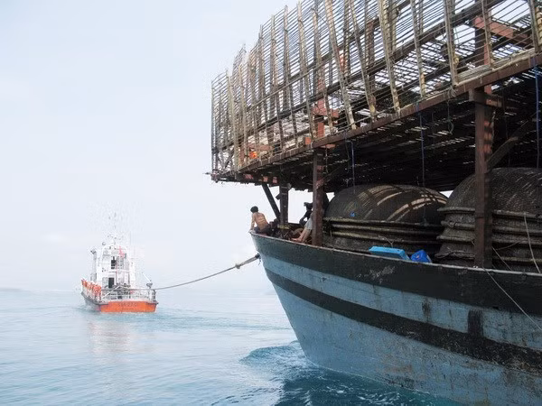 Khánh Hòa tiếp nhận 6 thuyền viên tàu cá bị nạn trên biển về bờ ảnh 1