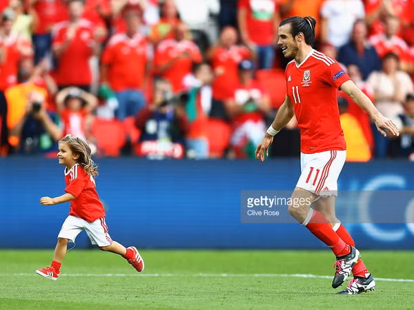 UEFA cảnh báo thói quen mang con xuống sân của cầu thủ Xứ Wales ảnh 1