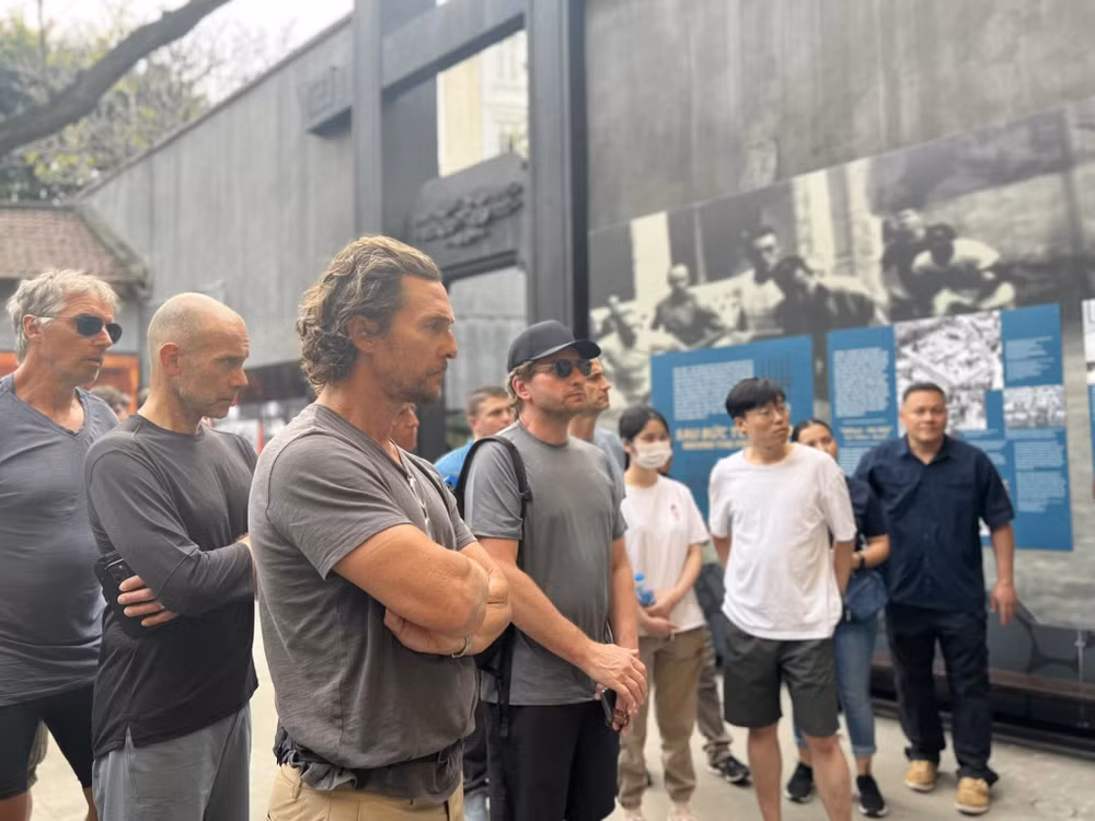 Matthew McConaughey và Woody Harrelson tham quan Nhà tù Hỏa Lò ảnh 2