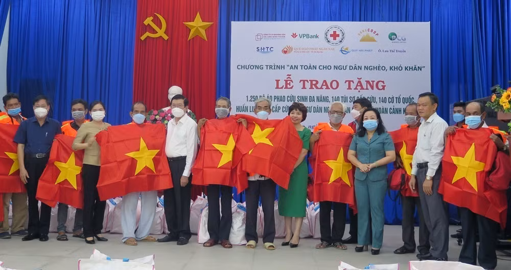 Phú Yên: Trao tặng cờ Tổ quốc và áo phao cứu sinh cho ngư dân ảnh 1