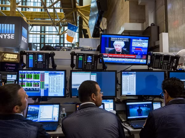 Chứng khoán Mỹ giảm điểm sau cảnh báo lợi nhuận của UnitedHealth ảnh 1