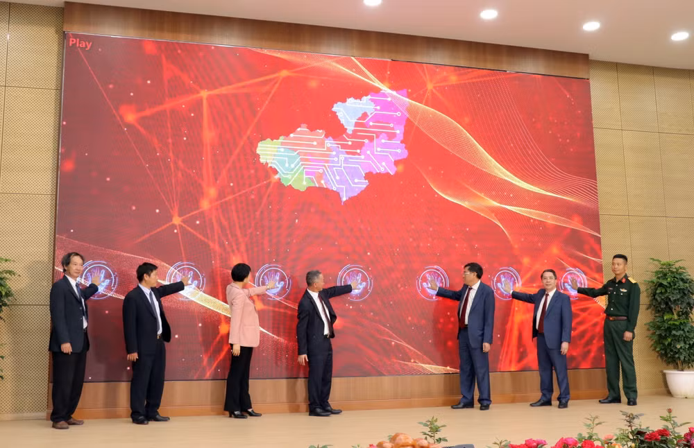 Khai trương Trung tâm Điều hành Thông minh của UBND tỉnh Lâm Đồng ảnh 1
