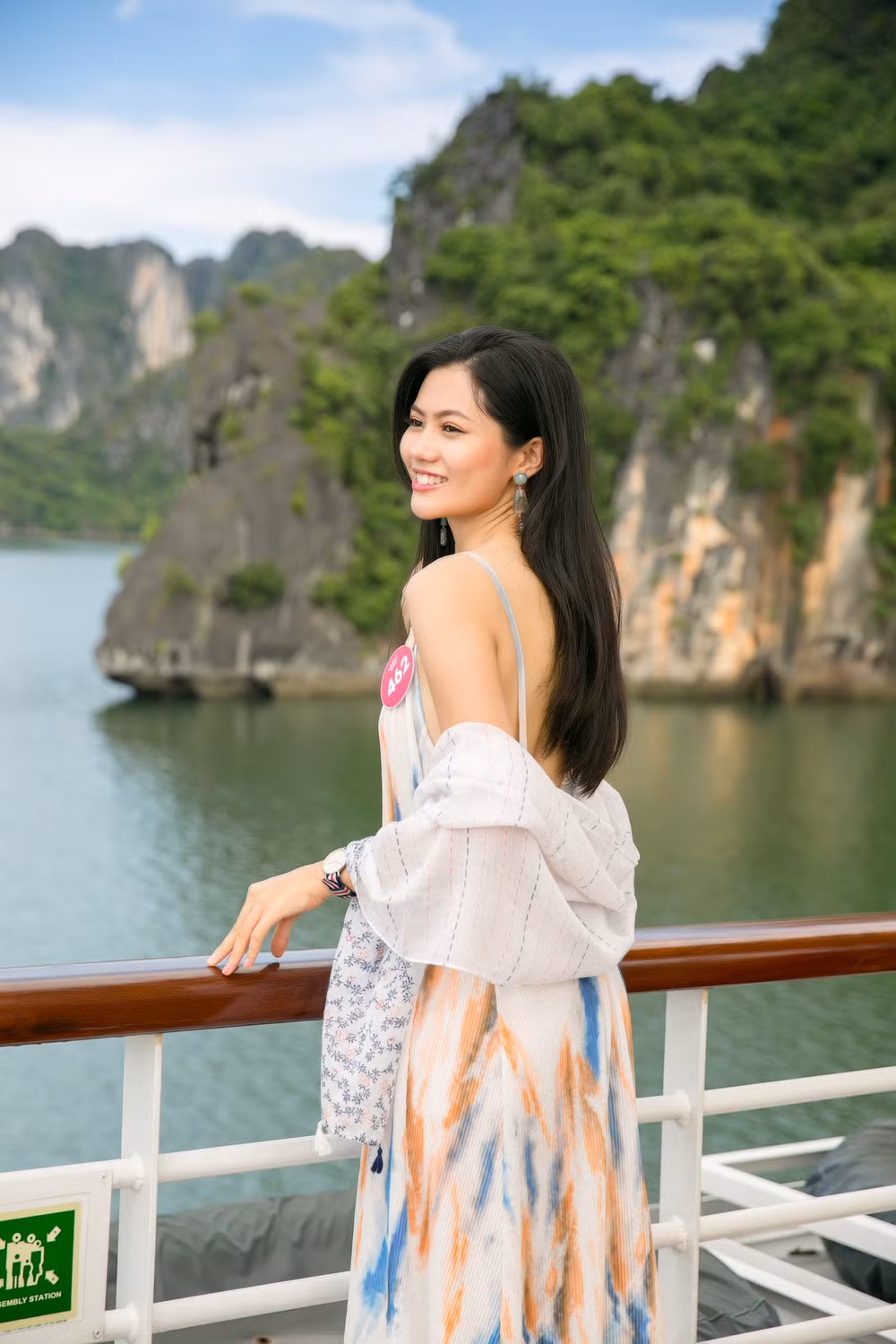 Thí sinh Hoa hậu Việt Nam thả dáng yêu kiều trên du thuyền 5 sao ảnh 13