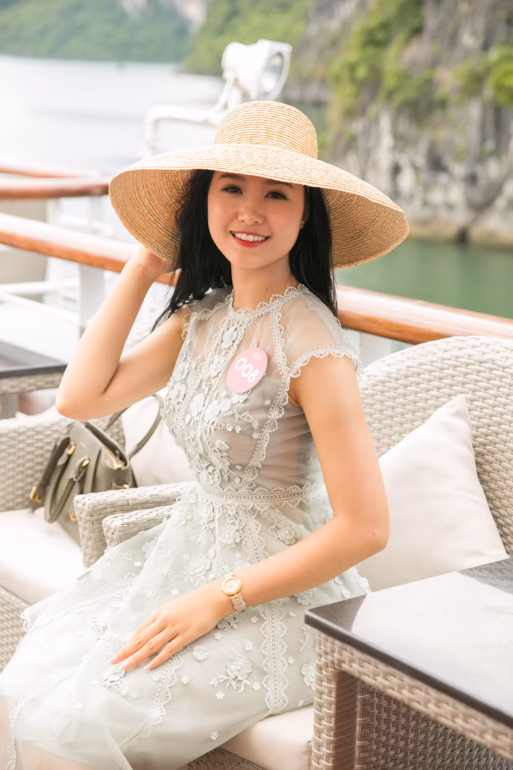 Thí sinh Hoa hậu Việt Nam thả dáng yêu kiều trên du thuyền 5 sao ảnh 10