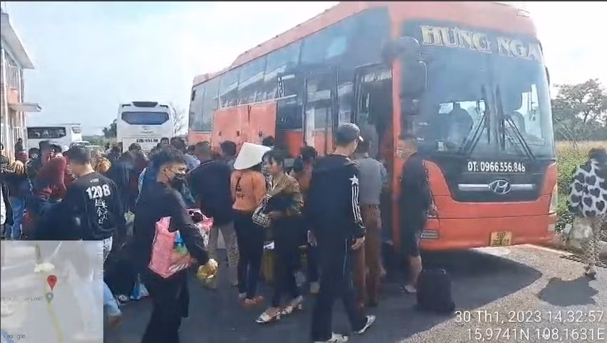 Phát hiện xe khách 45 chỗ chở 73 người, dán tem kiểm định giả ảnh 1