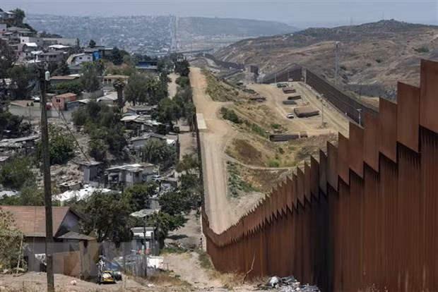 Mỹ đã xây xong hàng trăm km bức tường biên giới với Mexico ảnh 1