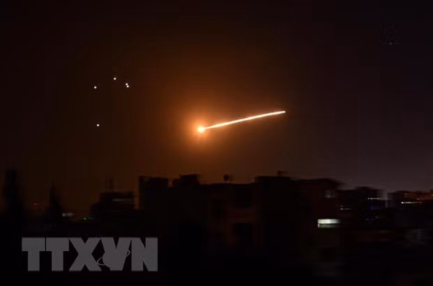 Israel phát động không kích bằng tên lửa vào ngoại ô thủ đô Syria ảnh 1