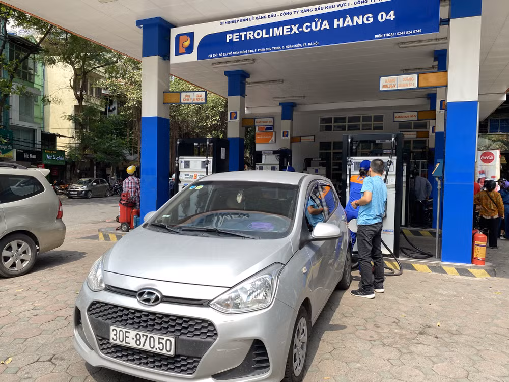 Giảm sâu, giá xăng RON95-III lùi về ngưỡng 21.000 đồng mỗi lít ảnh 1