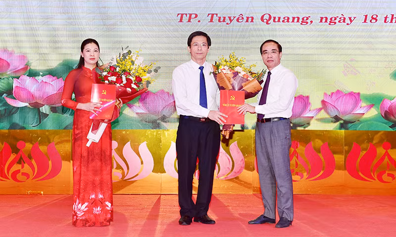 Công bố quyết định phân công 2 Phó Chủ tịch tỉnh Tuyên Quang ảnh 1