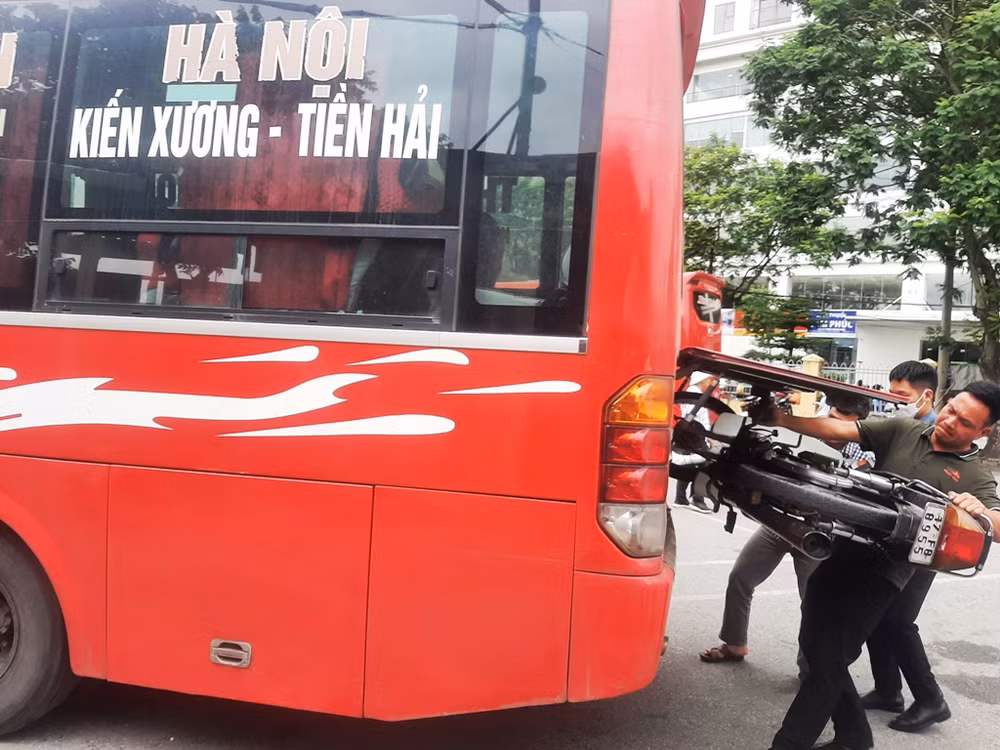 Ngày cuối kỳ nghỉ Lễ 2/9: Người dân lỉnh kỉnh đồ đạc trở về Hà Nội ảnh 3