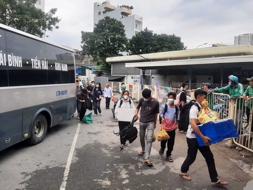 Ngày cuối kỳ nghỉ Lễ 2/9: Người dân lỉnh kỉnh đồ đạc trở về Hà Nội ảnh 5