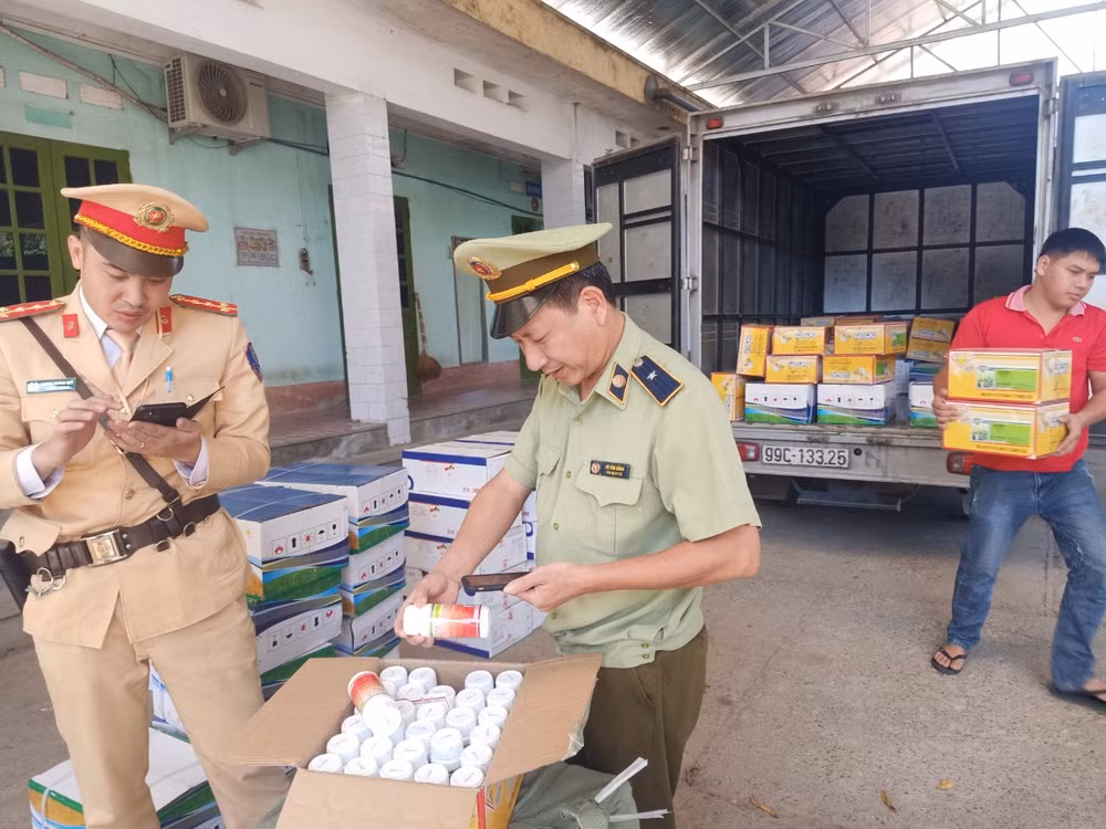 Tạm giữ lượng lớn thuốc bảo vệ thực vật trên đường về Hà Nội tiêu thụ ảnh 1