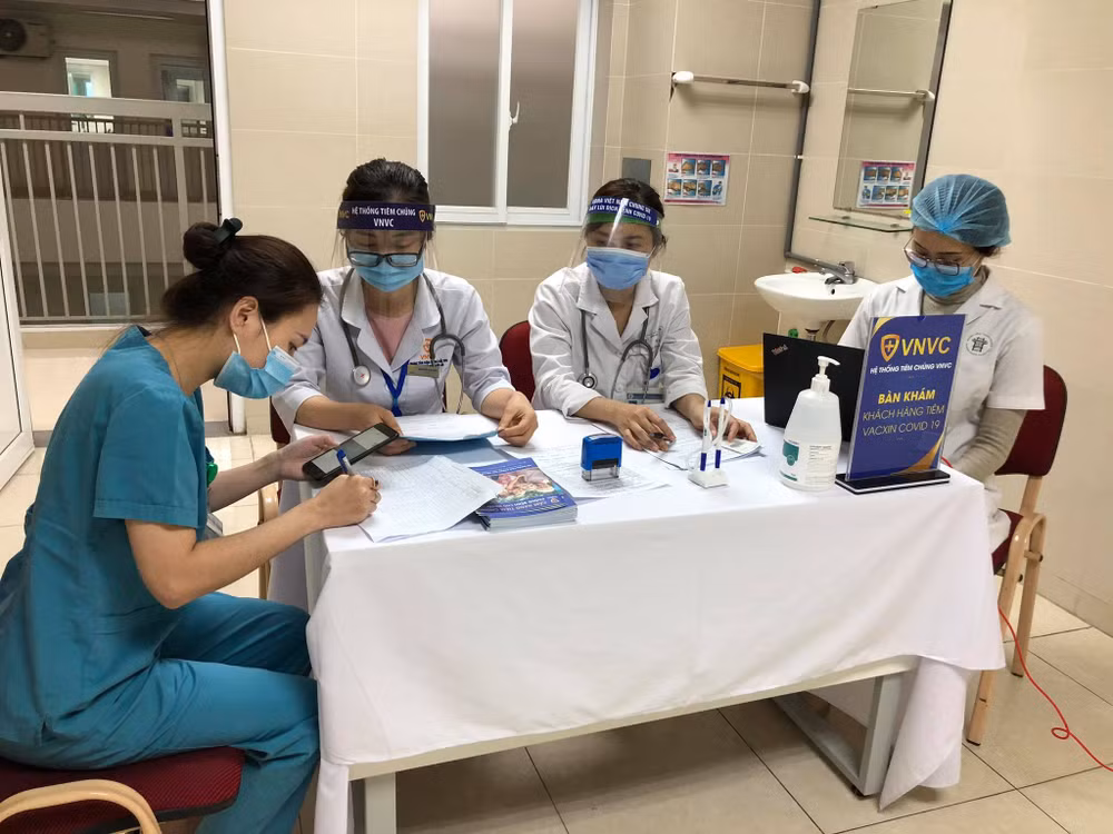 Hà Nội bắt đầu tiêm phòng COVID-19 cho nhân viên y tế đợt 1 ảnh 1