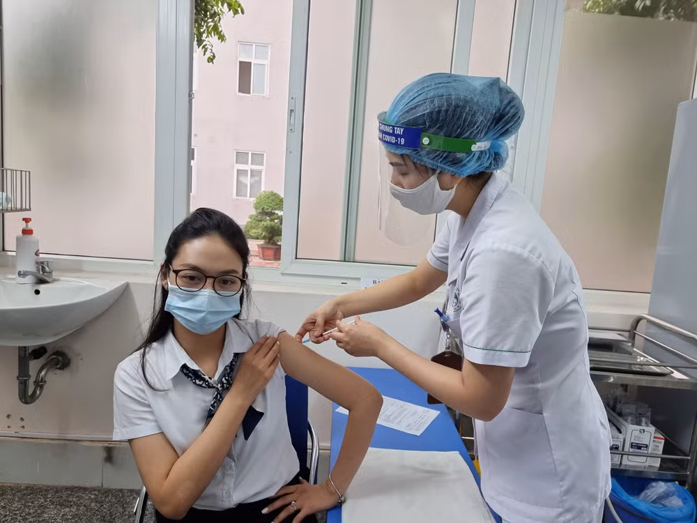 Hà Nội đã tiêm vaccine phòng COVID-19 cho gần 7.000 người ảnh 1