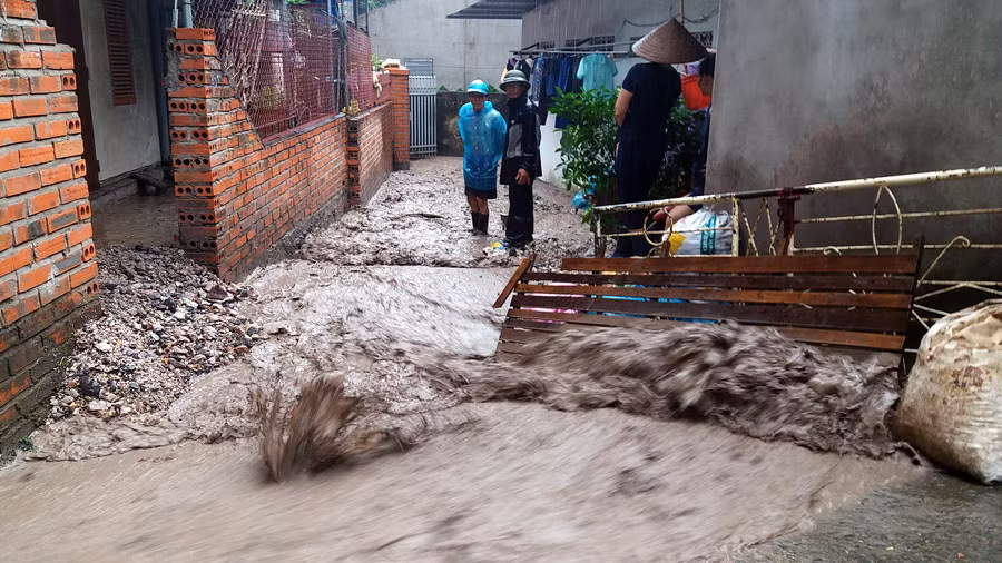 Nước vịnh Hạ Long chuyển màu đỏ ngầu sau cơn mưa sáng 14/8 ảnh 1