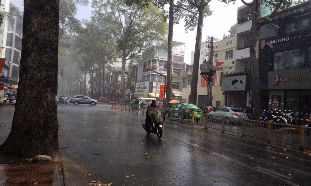 Bắc Bộ, Trung Bộ mưa dông, đề phòng khả năng xảy ra lốc sét, mưa đá ảnh 1
