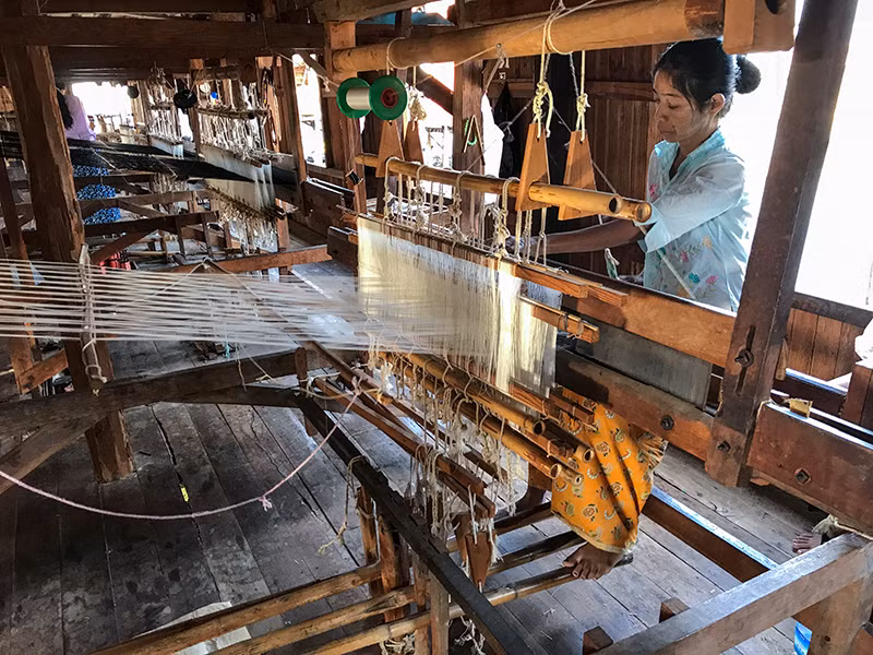 Đến Myanmar đừng bỏ qua In Paw Khone với lụa từ tơ sen độc đáo ảnh 8